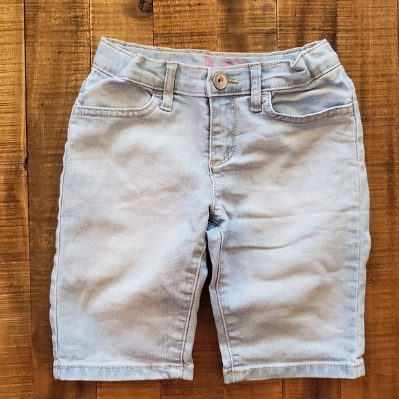 NEW girls denim Bermuda shorts size 6.
Light wash - Picture 1 of 3